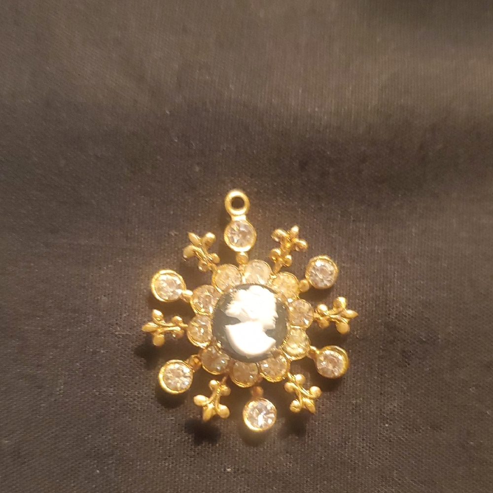 Vintage Cameo Pendant